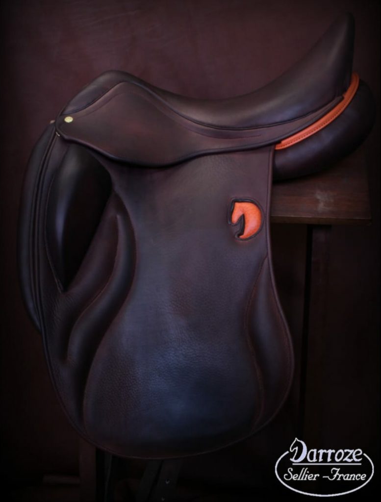 Selle De Dressage CWD Neuve - Taille 17 1/2 Pouces - Cuir Marron, équipée, Mono Quartier Semi-creuse Avec Housse